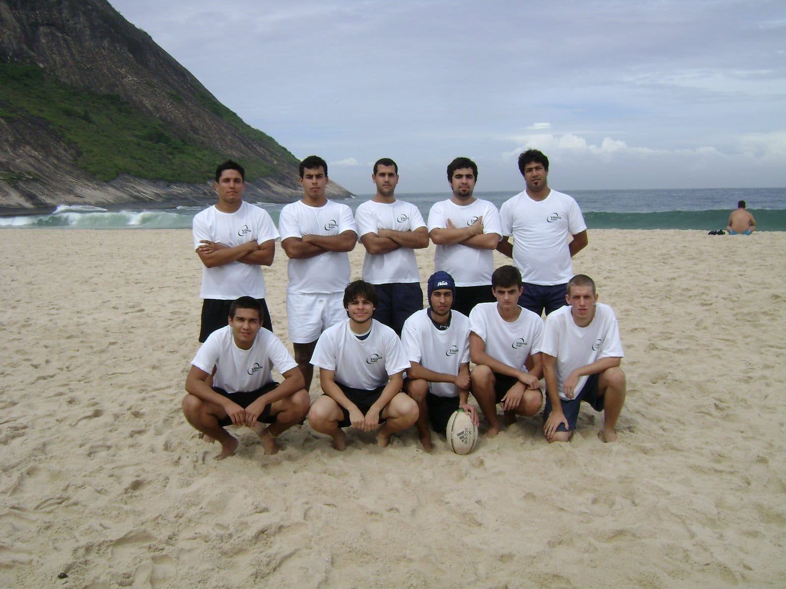 Vitória Rugby e UFF Rugby celebrando após o fim da partida. Em 2009 o Vitória Rugby recebeu a UFF Rugby para partida amistosa. Foi o primeiro jogo de rugby na Pedra da Cebola e a primeira visita de um time do RJ à capital do ES.